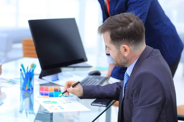 Dois colegas empresário discutindo dados e tablet digital e laptop de computador com telefone inteligente com estratégia de negócios digital — Fotografia de Stock