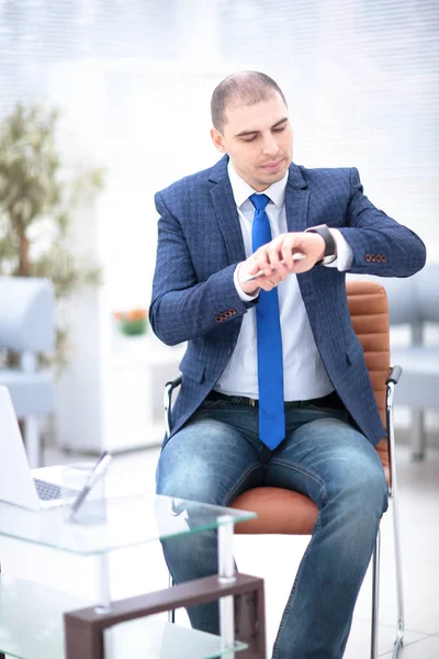 Primer plano del Empresario trabajando en el escritorio y comprobando el tiempo — Foto de Stock