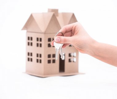 Emlakçı özellik veya beyaz bir müşteri için yeni ev anahtarları ver