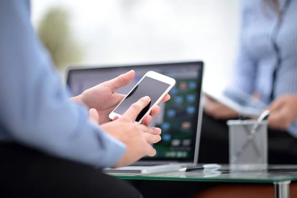 Contabilidade homem de negócios usar computador portátil e telefone celular no café, escrevendo plano de negócios — Fotografia de Stock