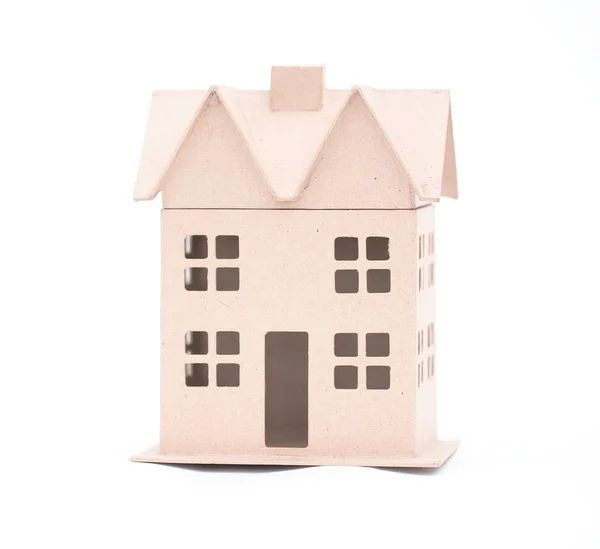 Das Konzept, das Haus aus Pappe, isoliert auf einem weißen — Stockfoto