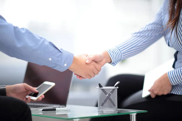 Dos hombres de negocios seguros estrechando la mano durante una reunión en la oficina, el éxito, el trato, el saludo y el concepto de socio . — Foto de Stock