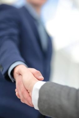 Office, başarı, ilgili, tebrik ve ortak kavram bir toplantı sırasında el sıkışan iki emin iş adamı.