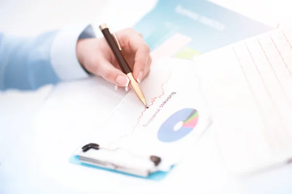 Immagine di documenti aziendali sul posto di lavoro con partner che interagiscono — Foto Stock