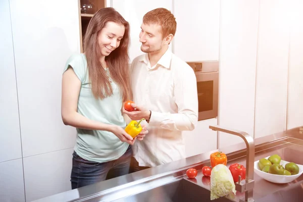 Retrato de feliz jovem casal cozinhar juntos na cozinha — Fotografia de Stock