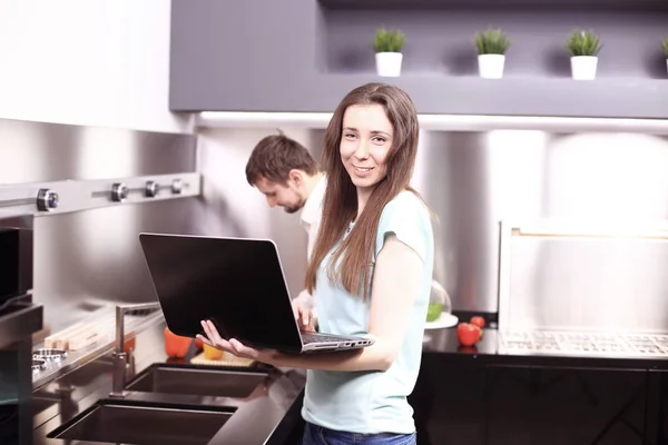 Couple devant ordinateur portable dans la cuisine — Photo