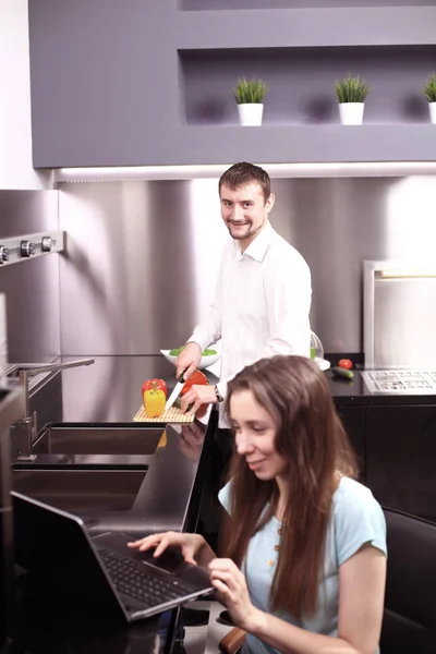 Couple devant ordinateur portable dans la cuisine — Photo