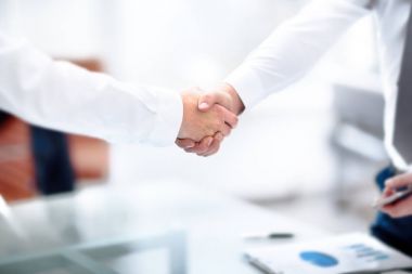 Office, başarı, ilgili, tebrik ve ortak kavram bir toplantı sırasında el sıkışan iki emin iş adamı.