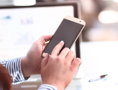 Akıllı cep telefonu kullanan bir adama yaklaş