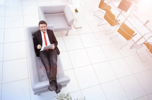 Retrato de um homem de negócios maduro enquanto relaxa — Fotografia de Stock