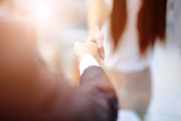 Два уверенных в себе бизнесмена пожимают друг другу руки во время встречи в офисе, успеха, сделки, приветствия и партнерской концепции . — стоковое фото
