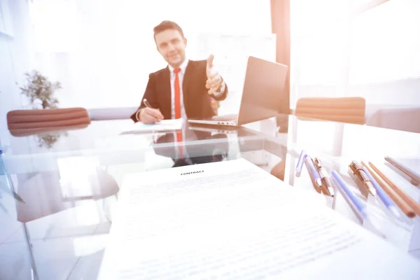 Due uomini d'affari che si stringono la mano sopra il contratto firmato — Foto Stock