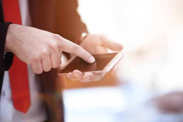 Fechar de um homem usando telefone inteligente móvel — Fotografia de Stock