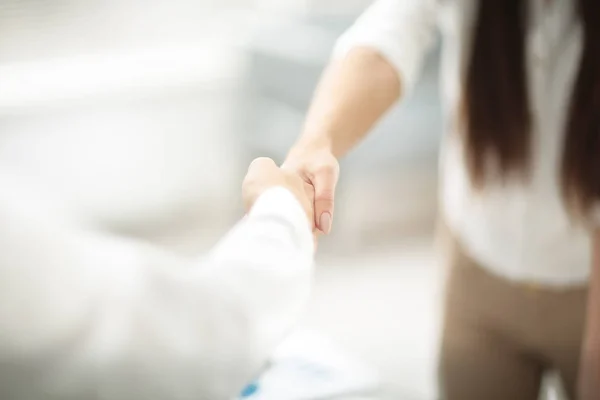 Dos hombres de negocios seguros estrechando la mano durante una reunión en la oficina, el éxito, el trato, el saludo y el concepto de socio . — Foto de Stock