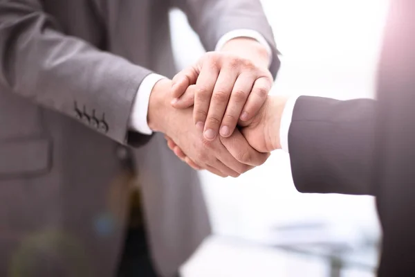 Vista de cerca del concepto del apretón de manos de la asociación de negocios.Foto de dos hombres de negocios que estrechan las manos process.Successful acuerdo después de una gran reunión . — Foto de Stock