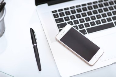 Bir klavyenin üstüne yalan bir telefon tablet ile portre resmi