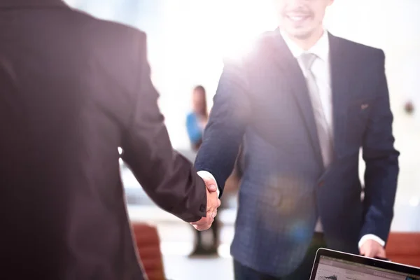 Vista de cerca del concepto del apretón de manos de la asociación de negocios.Foto de dos hombres de negocios que estrechan las manos process.Successful acuerdo después de una gran reunión . — Foto de Stock