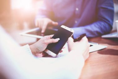 Akıllı cep telefonu kullanan bir adama yaklaş