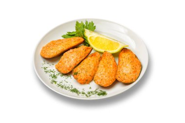 Pişmiş midye otlar ve beyaz zemin üzerine limon ile baharatlı sosu altında