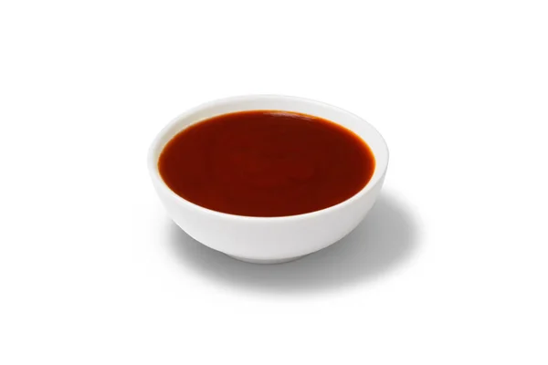 Rote Sauce in einem Soße Boot auf weißem Hintergrund — Stockfoto