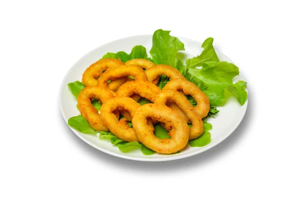Луковые кольца с салатом на тарелке на белом фоне — стоковое фото