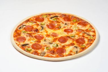 Biberli pizza sosis, mantar ve beyaz zemin üzerine mozzarella