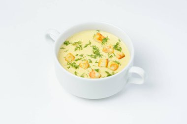 Peynirli krema çorbası, kızarmış ekmek ve taze otlar. Beyaz arkaplan