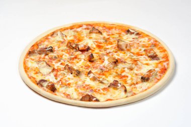 Kebap ve beyaz zemin üzerine mantarlı pizza