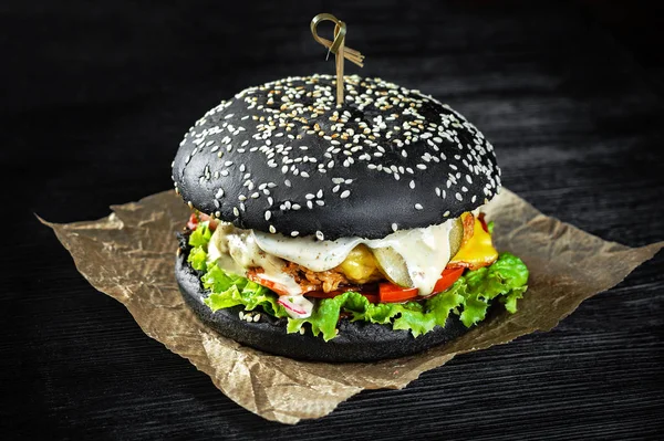 Czarny Hamburger Wołowy Bekonem Tło Drewna Czarnego — Zdjęcie stockowe