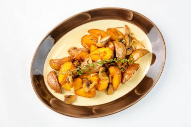 Beyaz bir arka plan üzerinde mantarlı patates kızartması