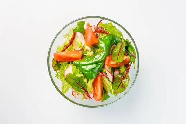 Постный салат с салатом, редиской и помидорами на белом фоне — стоковое фото