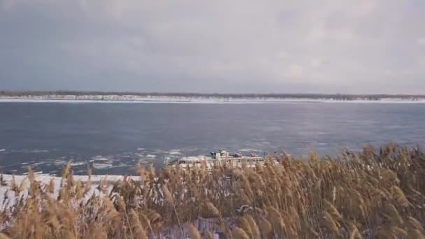 Schip aan de oever van de winter uitzicht op de rivier vanaf een hoogte — Stockvideo