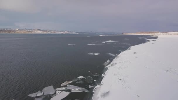 Létání přes zimní řeku natáčení videa z dronu — Stock video