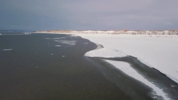 Létání přes zimní řeku natáčení videa z dronu — Stock video