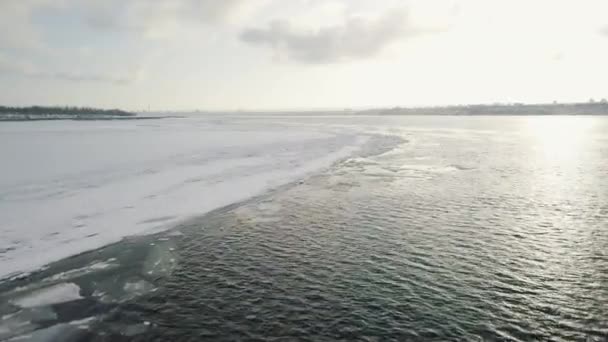 Voler au-dessus de la rivière d'hiver tournage vidéo d'un drone 