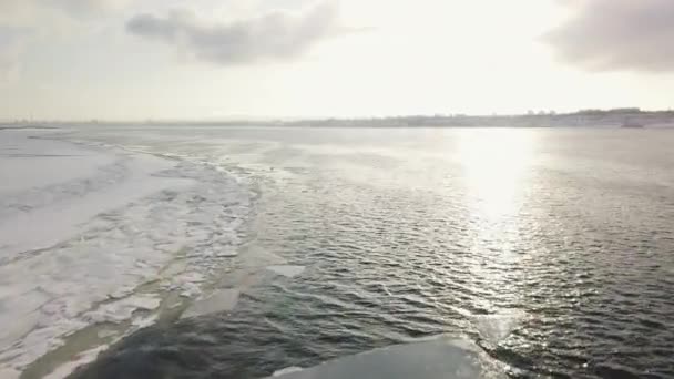 Voler au-dessus de la rivière d'hiver tournage vidéo d'un drone 