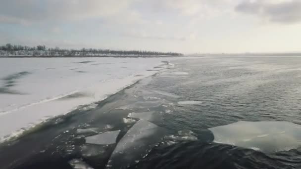 Vliegen over de winter rivier schieten video van een drone — Stockvideo