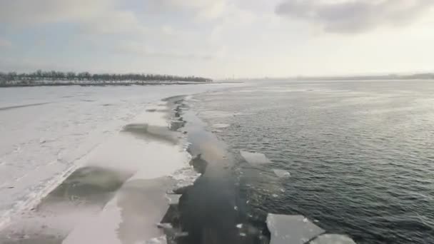 Vliegen over de winter rivier schieten video van een drone — Stockvideo