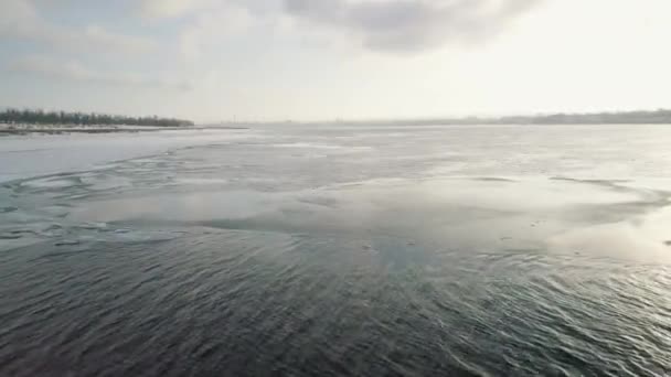 Voler au-dessus de la rivière d'hiver tournage vidéo d'un drone 