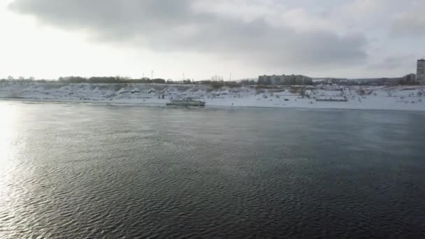 Schip aan de oever van de winter uitzicht op de rivier vanaf een hoogte — Stockvideo