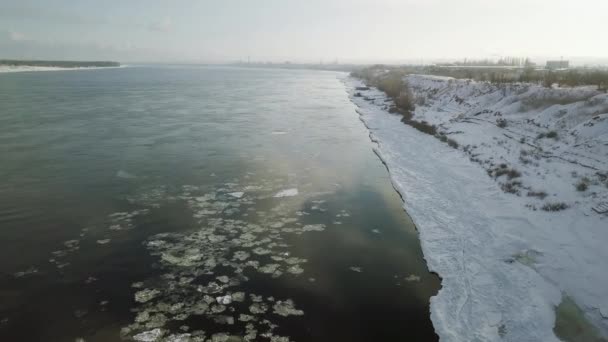 Vliegen over de winter rivier schieten video van een drone — Stockvideo