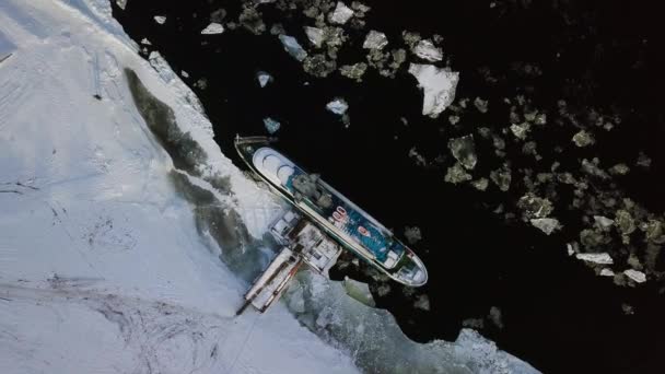 Ship on the bank of the winter river view from a height — 비디오