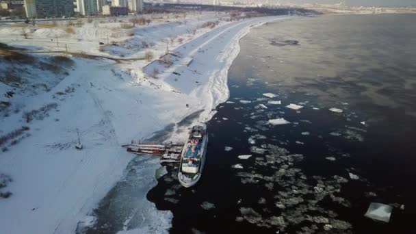 从高处看冬季河岸上的船 — 图库视频影像
