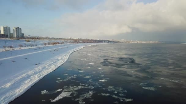 Voando sobre o rio de inverno filmando vídeo de um drone — Vídeo de Stock