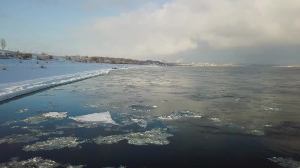 Vliegen over de winter rivier schieten video van een drone — Stockvideo