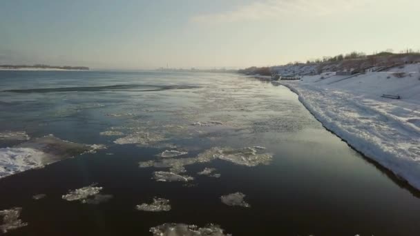 Schip aan de oever van de winter uitzicht op de rivier vanaf een hoogte — Stockvideo