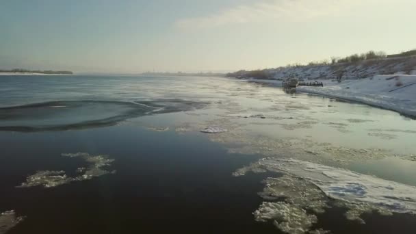 Fartyg på stranden av vinterfloden vy från en höjd — Stockvideo