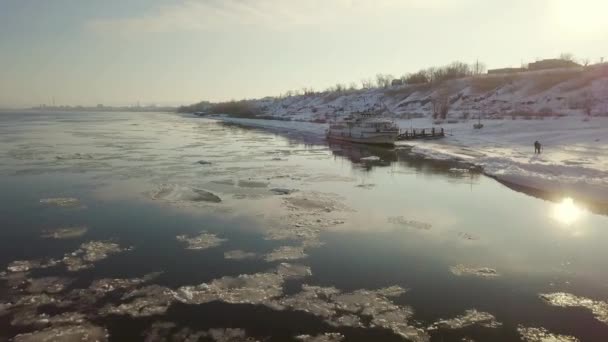 Navio na margem do rio de inverno vista de uma altura — Vídeo de Stock