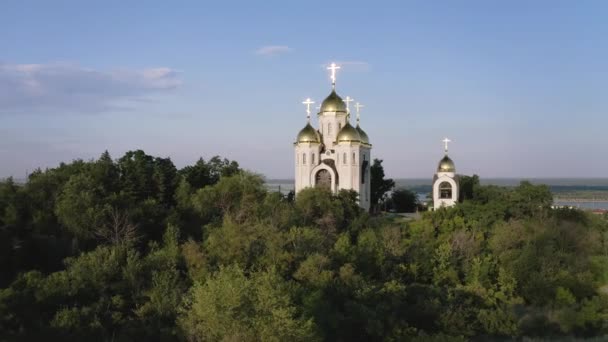Volgograd, Russie - 19 septembre 2019 : Complexe historique et mémorial "Mamaev Kurgan", une vue depuis les hauteurs. La sculpture "Motherland Calls" et "Eglise de tous les saints" Pour la réparation et la restauration — Video