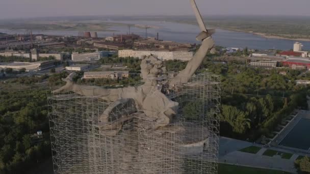 Volgograd, Russie - 19 septembre 2019 : Complexe historique et mémorial "Mamaev Kurgan" à Volgograd Stalingrad, une vue depuis les hauteurs. La sculpture "Motherland Calls" Pour la réparation et la restauration — Video